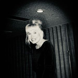 Welcome to my closet!! Thank you for coming by!🌷